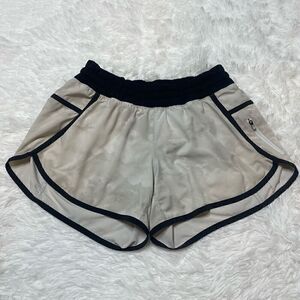 LULULEMON Tracker Shorts Beige Grey 4 Way Stretch Womens Size 8 Lined